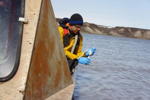 Researcher Greg Lehn fills a bottle for sampling. Slowly, we perfect our technique. (Photo credit: Rob Macdonald)